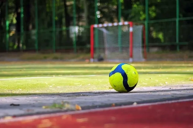 Fodboldbanens historie – Fra græsrodsbevægelse til verdenssport